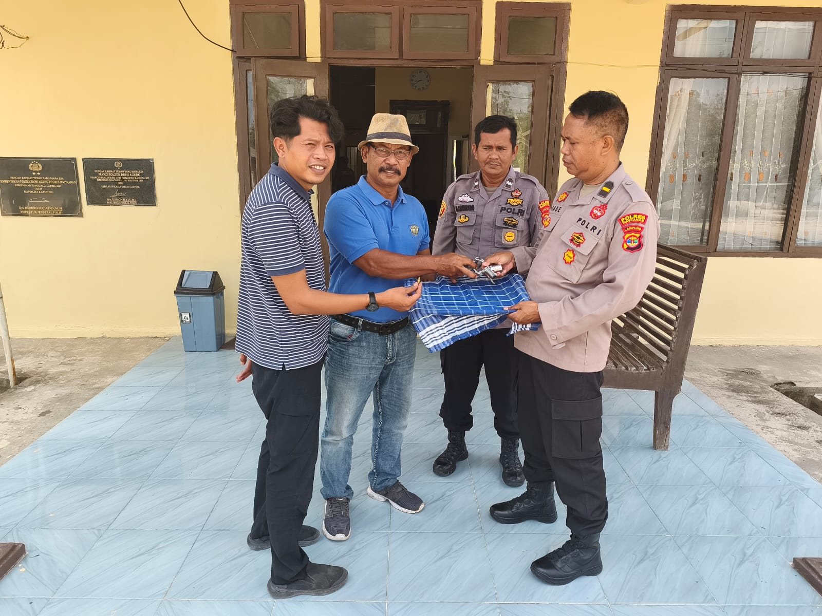 Warga Kampung Bumi Agung Serahkan Senjata Api Rakitan Secara Sukarela