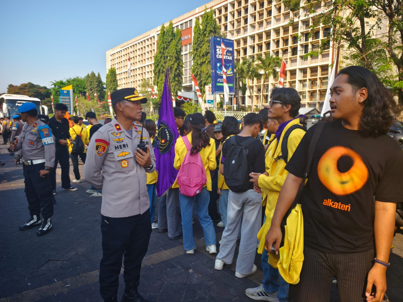 Pelayanan Humanis Polri Sambut Kedatangan Peserta Aksi di Johar Semarang