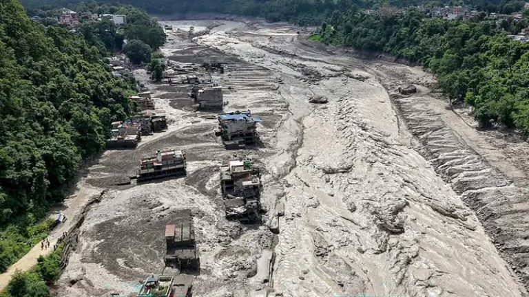 Keputusan Berani Kepala Sekolah, Selamatkan Ratusan Murid dari Banjir Bandang Nepal