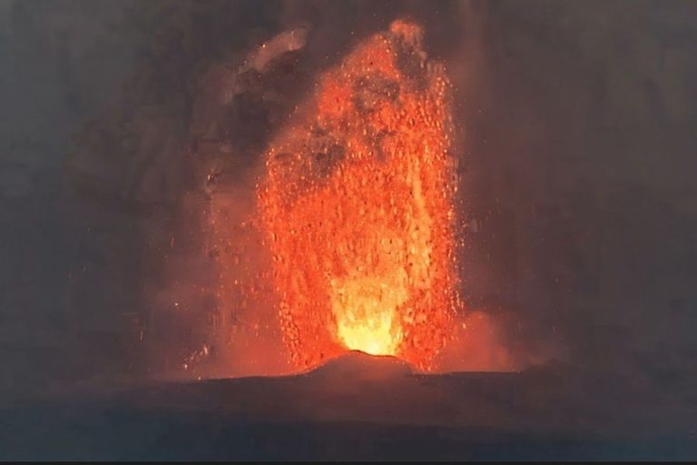 Anak Krakatau Meningkat, Lava Fountain 6 Jam, Dentuman Terdengar Hingga Banten