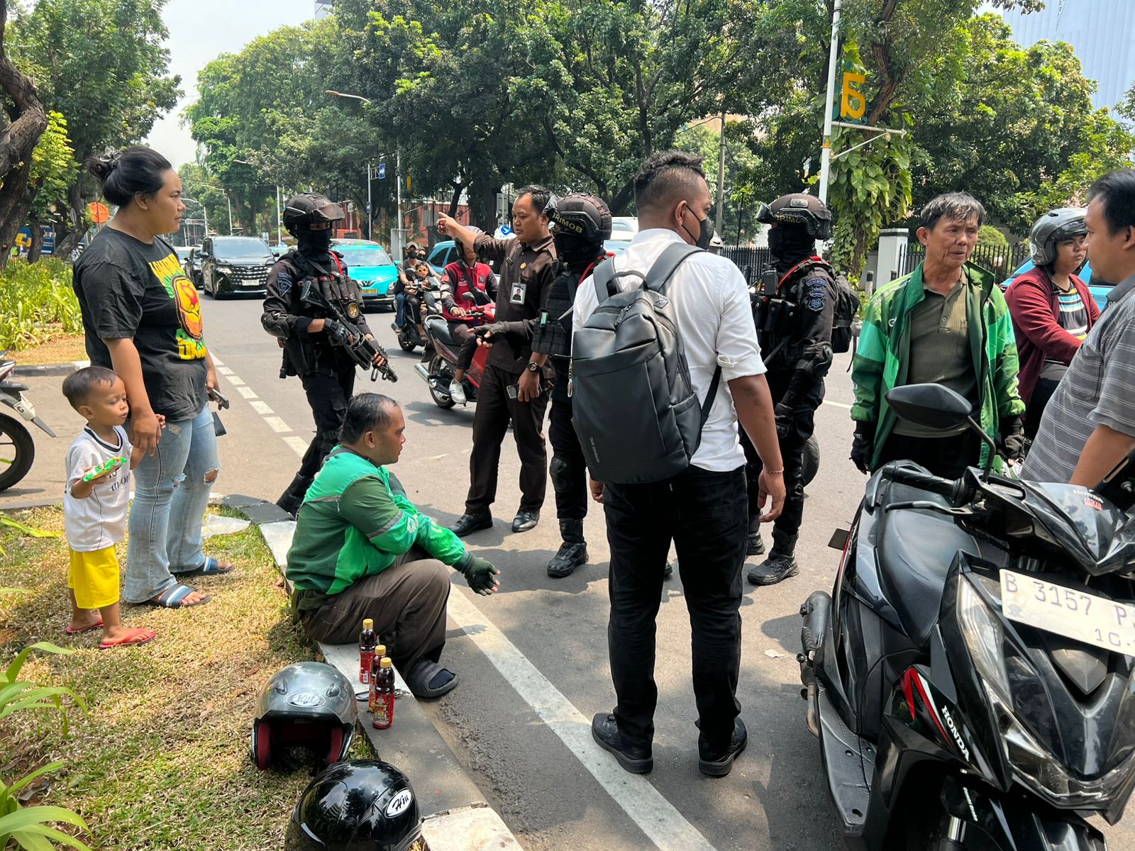 Patroli Cipta Kondisi Brimob Polda Metro Jaya, Sekaligus Bantu Pengemudi Ojol yang Kecelakaan
