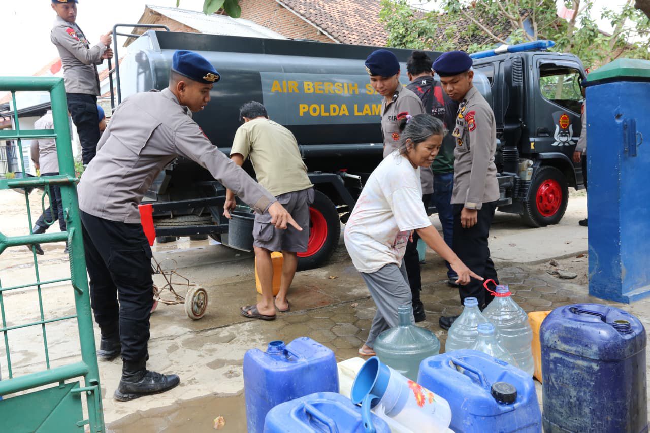 Brimob Polda Lampung Gerak Cepat Salurkan Ribuan Liter Air Bersih ke Warga Terdampak Kekeringan