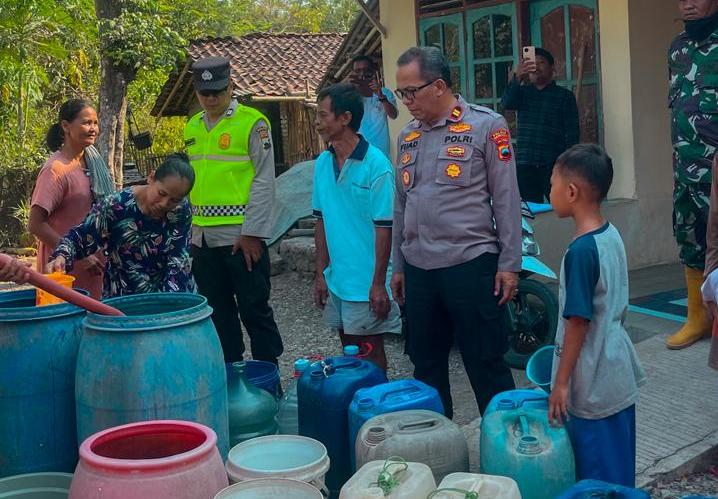 Atasi Kekeringan, Polres Kebumen Salurkan 15.000 Liter Air Bersih ke Tiga Desa