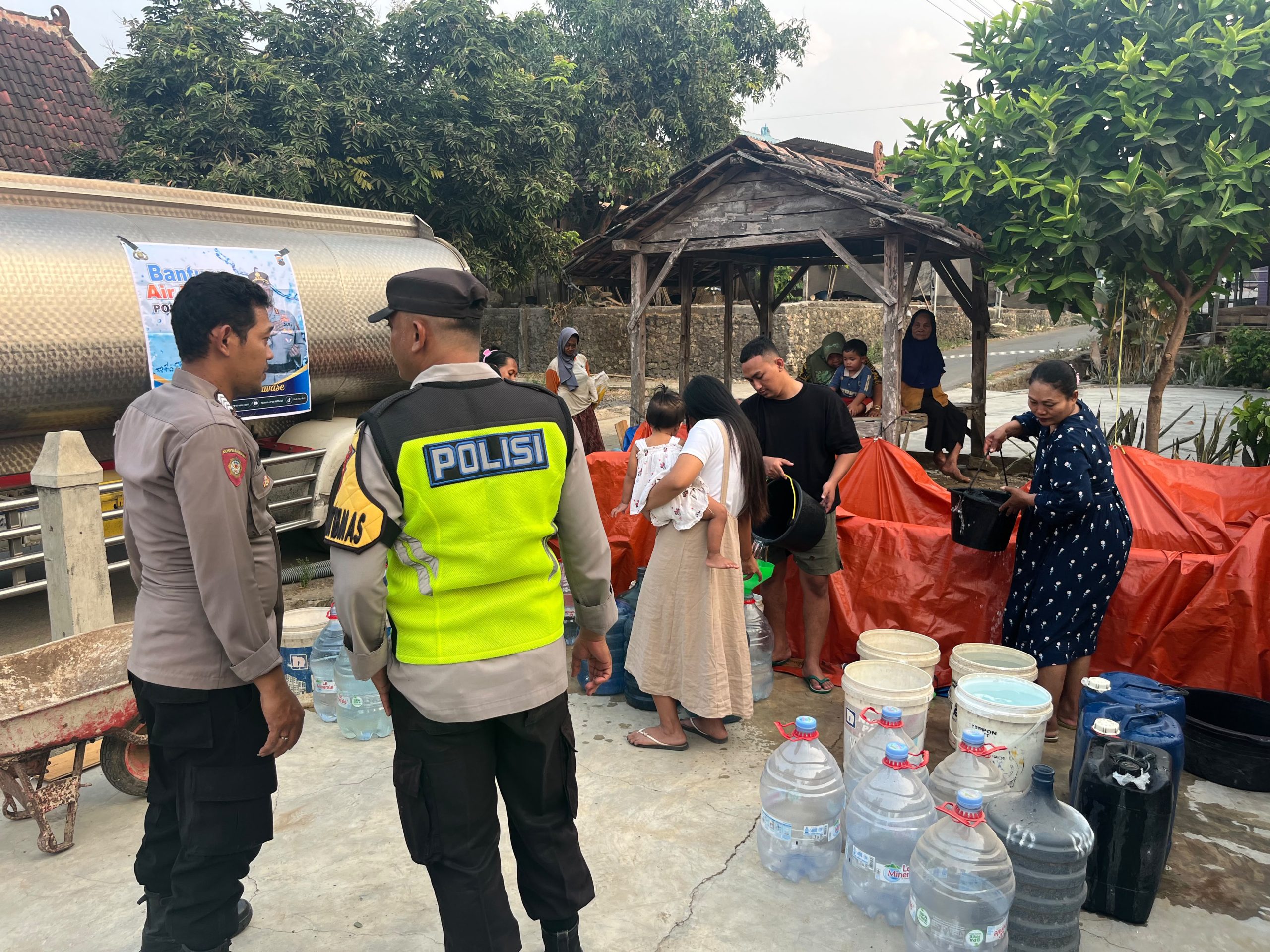 Kemarau Panjang Keringkan Sumber Air, Polresta Pati Salurkan 8.000 Liter untuk Warga Sitimulyo