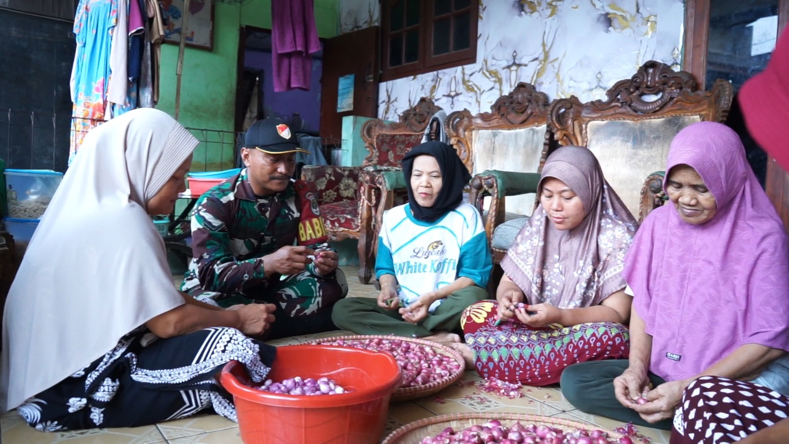 Korem 051 Wijayakarta: Lansia Tetap Produktif, UMKM Kampung Babakan Tumbuh Bersama Pendampingan Babinsa