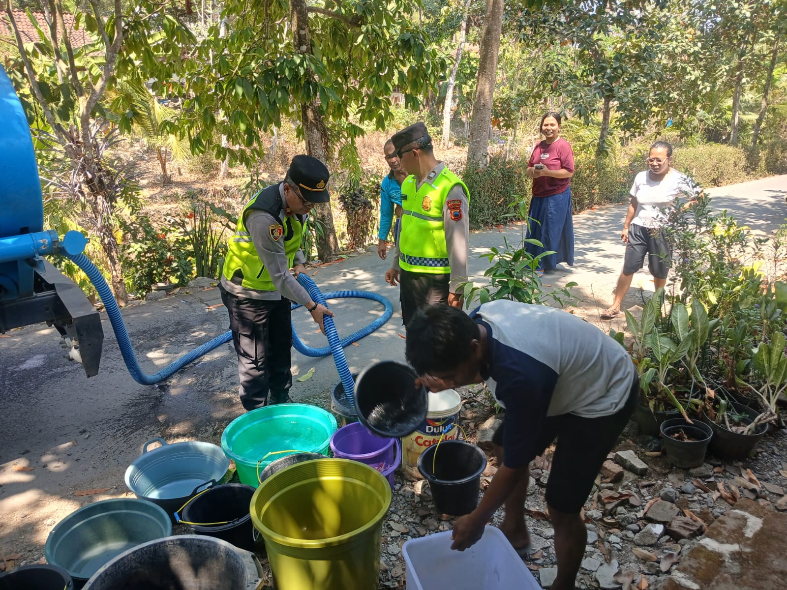 Kekeringan Keringkan Sumber Air, Polres Kebumen Salurkan 10.000 Liter untuk Warga Kalisono