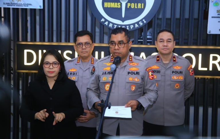 Kapolri Lantik 50 Perwira Tinggi & 4 PNS Polri, Roycke Harry Langie Naik Jadi Komjen Pol.