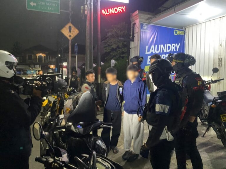 Patroli Dini Hari di Cibubur, Brimob Amankan 9 Orang & 9 Klip Tembakau Sintetis