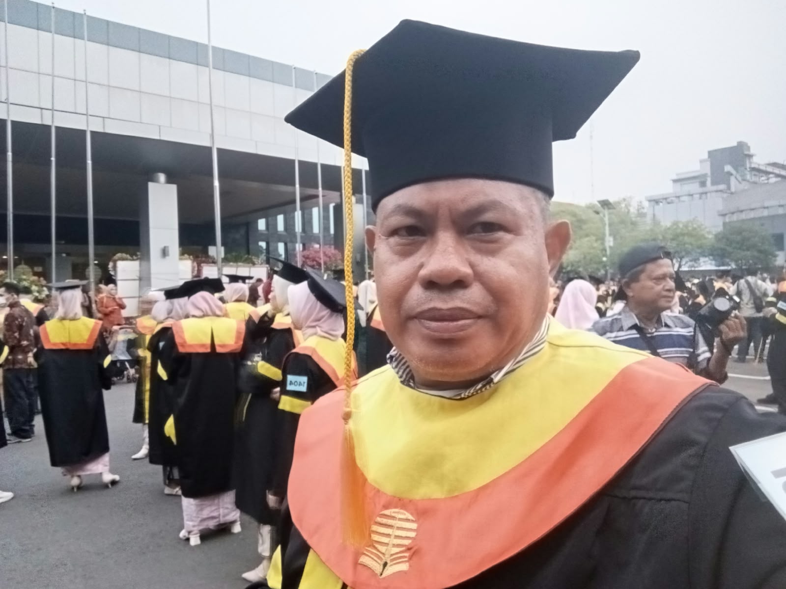 Di Tengah Tugas Liputan, Sahri Bukti Belajar Tak Kenal Jam — Sarjana Universitas Terbuka!