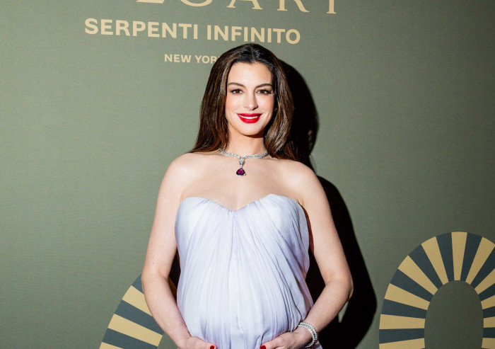 Hamil Anak Ketiga, Anne Hathaway Gagal Cicipi Sayap Pedas di Hot Ones