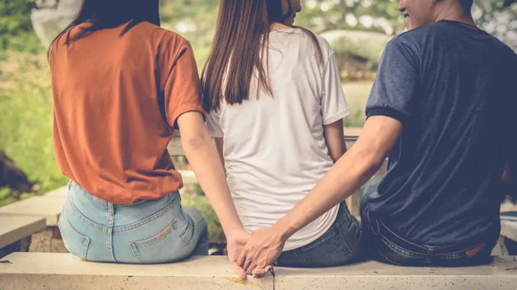 10 Tanda Pasangan Selingkuh — Waspadai Perubahan Halus yang Menggerus Kepercayaan
