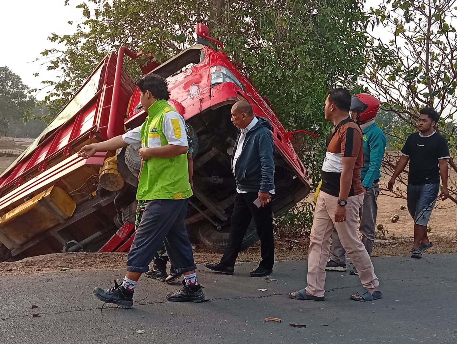 Truk Muatan Gas Melon Terperosok di Cilangkaraya, Diduga Sopir Mengantuk
