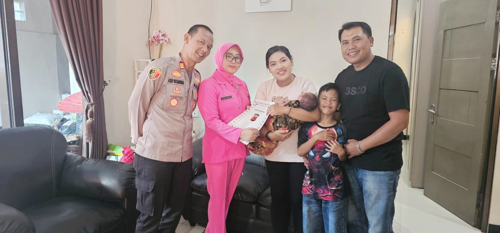 Kapolsek Cikijing Beserta Ketua Bhayangkari Ranting Cikijing jenguk Istri Anggota Yang Baru Melahirkan.