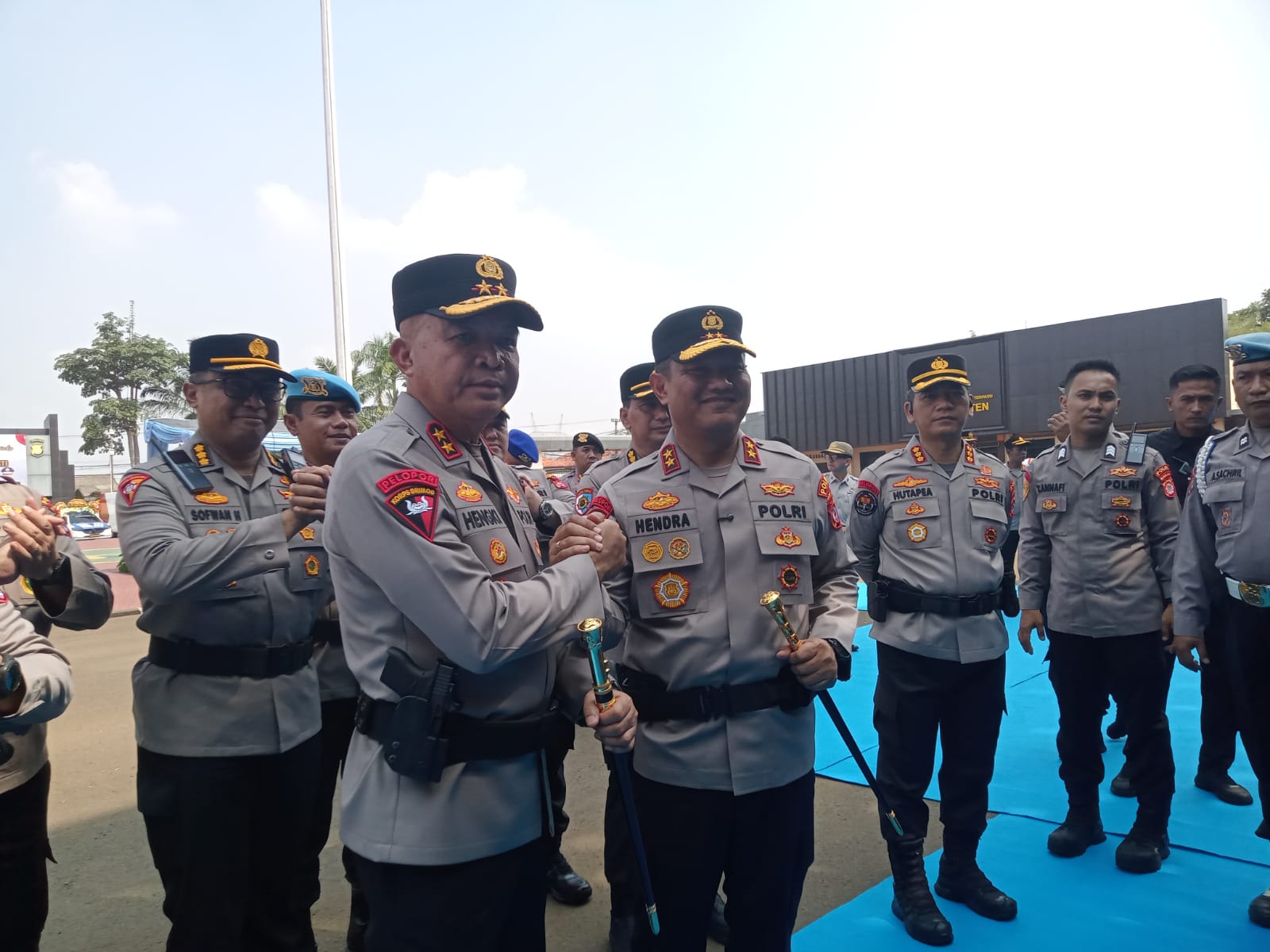 Suasana Haru Menyelimuti Mapolda Banten, Irjen Hengky Pamit